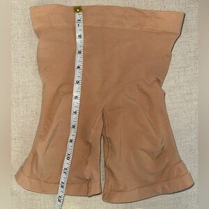 NWOT Skims Seamless Nude sculpt Shorts